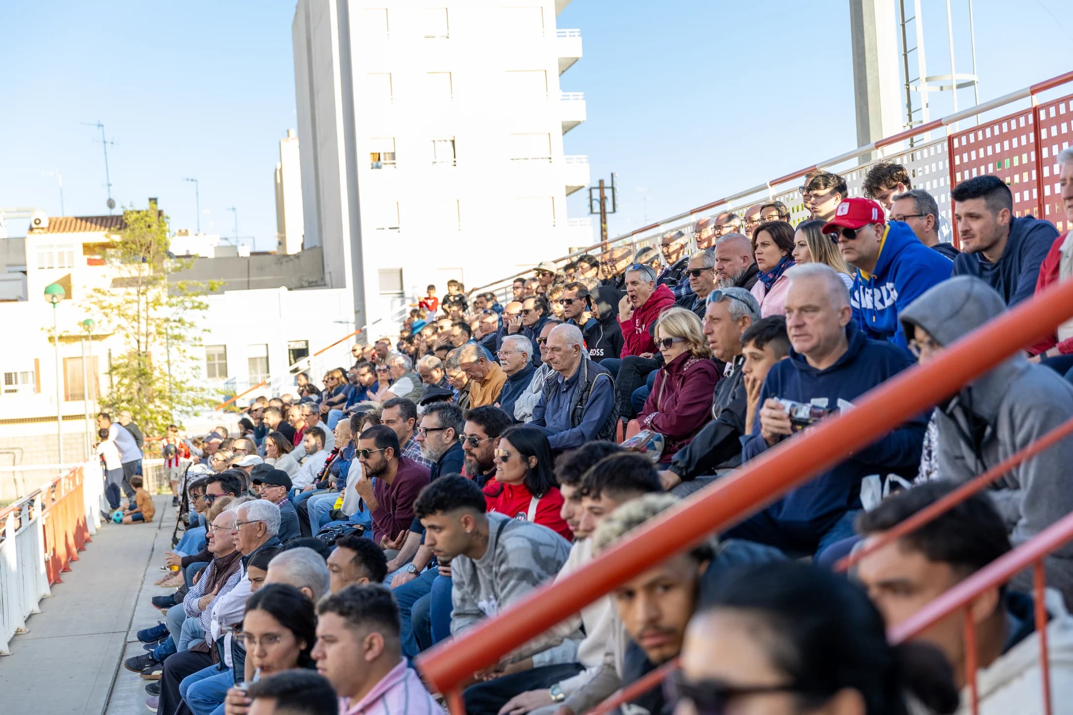 La afición del CD Acero llenando la grada del estadio