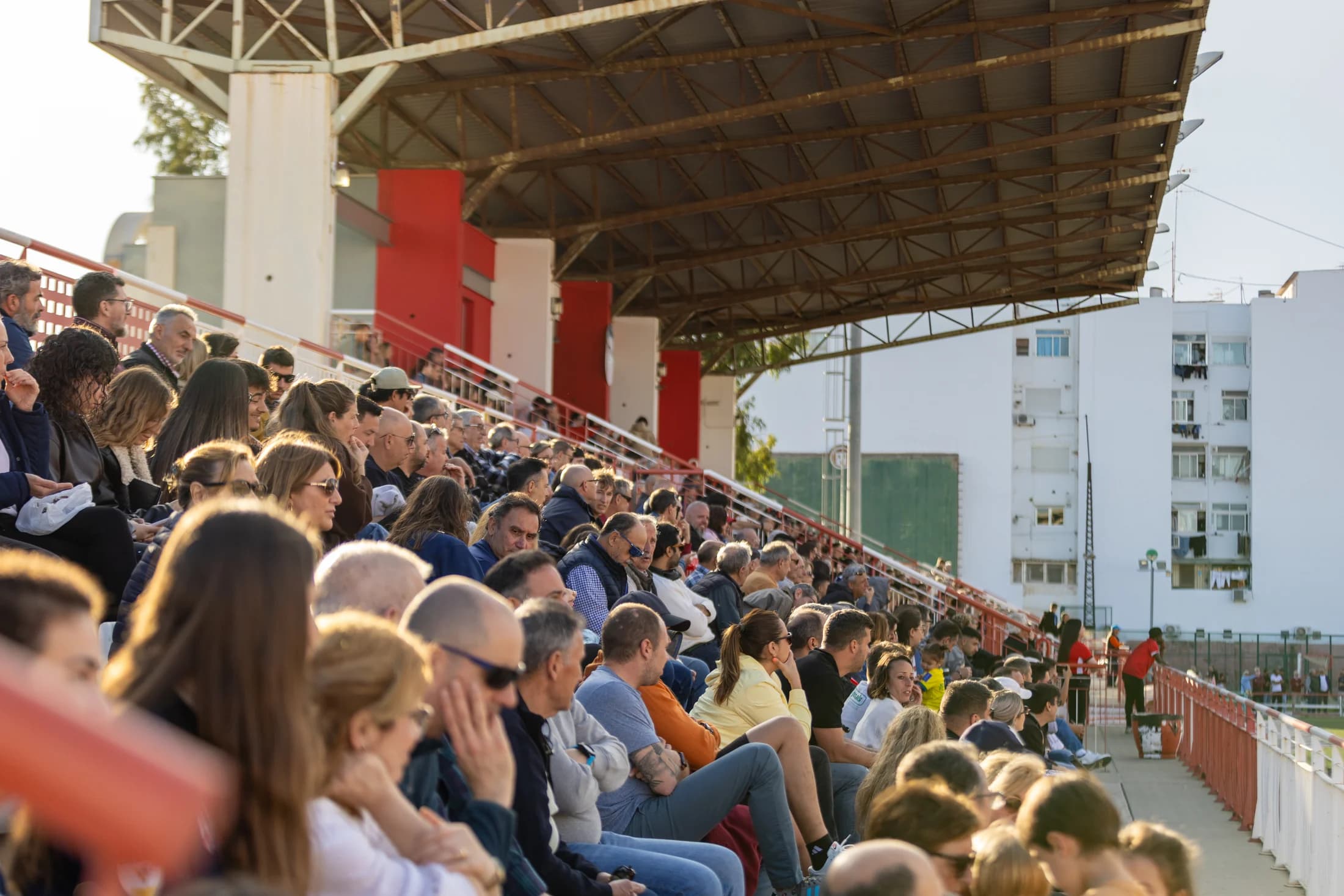 Seguidores del CD Acero compartiendo un partido en la grada